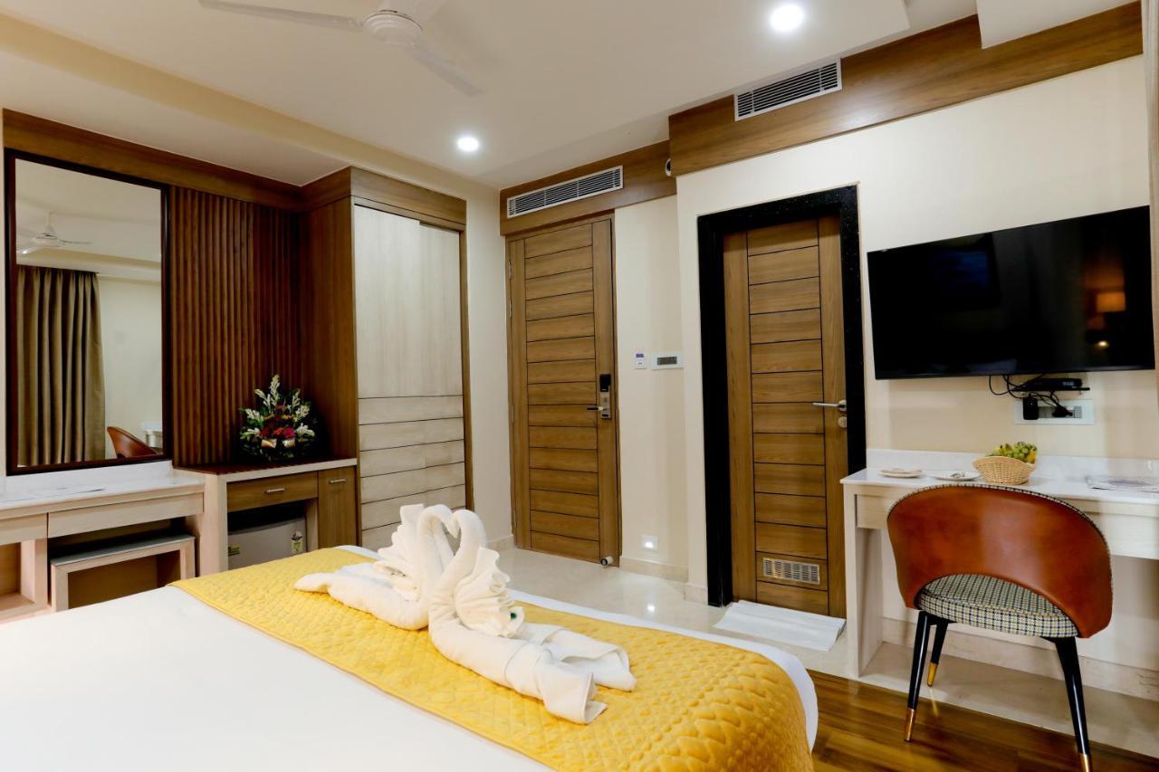Dolphin Grand